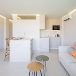 Freshly Renovated, Walk To Yumbo, Shops & Dining