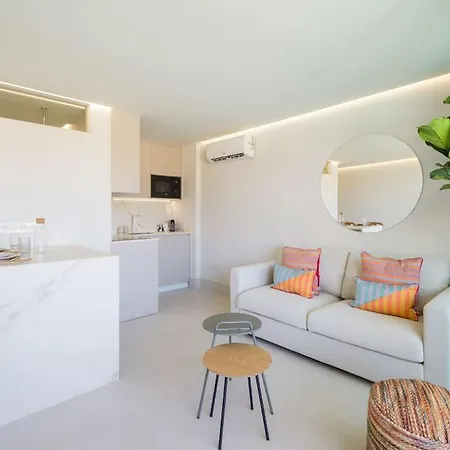 Freshly Renovated, Walk To Yumbo, Shops & Dining Apartment San Bartolomé