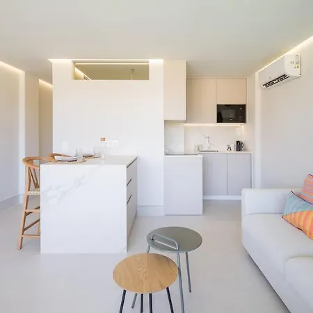 Freshly Renovated, Walk To Yumbo, Shops & Dining