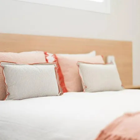 Freshly Renovated, Walk To Yumbo, Shops & Dining Lägenhet