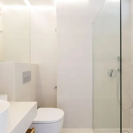 Freshly Renovated, Walk To Yumbo, Shops & Dining *