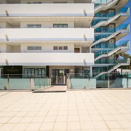 Freshly Renovated, Walk To Yumbo, Shops & Dining