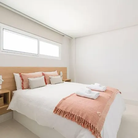 Apartment Freshly Renovated, Walk To Yumbo, Shops & Dining