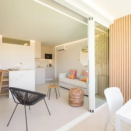 Apartment Freshly Renovated, Walk To Yumbo, Shops & Dining *