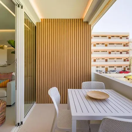 Freshly Renovated, Walk To Yumbo, Shops & Dining Apartment