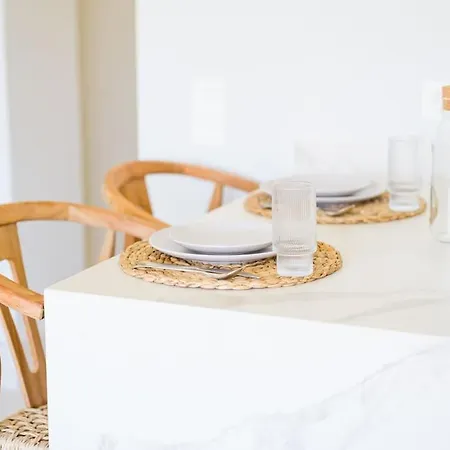 Freshly Renovated, Walk To Yumbo, Shops & Dining Διαμέρισμα *