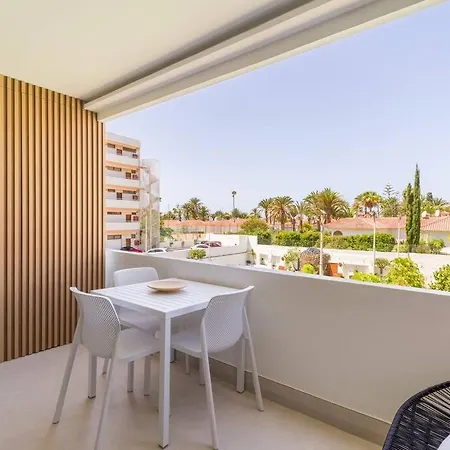 Freshly Renovated, Walk To Yumbo, Shops & Dining *