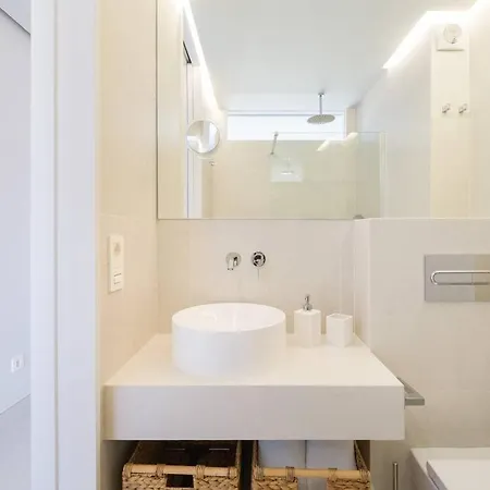 Freshly Renovated, Walk To Yumbo, Shops & Dining Διαμέρισμα