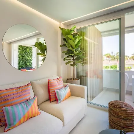Apartment Freshly Renovated, Walk To Yumbo, Shops & Dining *